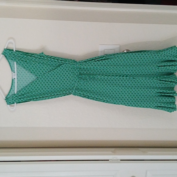 London Times green sleeveless dress size 6 has a ruffled hemline and vneck. - Picture 1 of 7